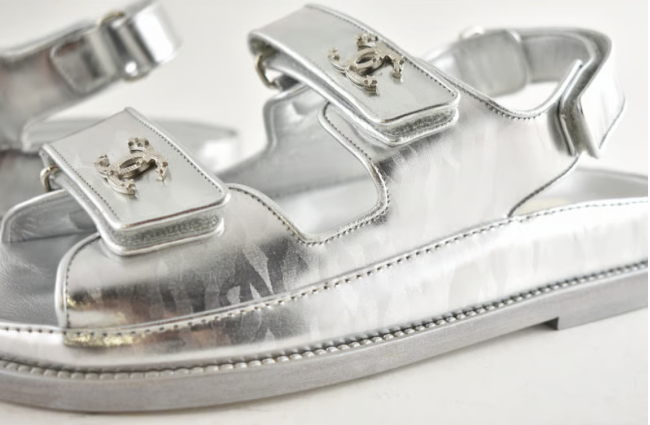 CHANEL ミュール 45002 シルバー 35 Chanel 22C Silver Laminated Star CC Logo Mule Slide Strap Flat Dad