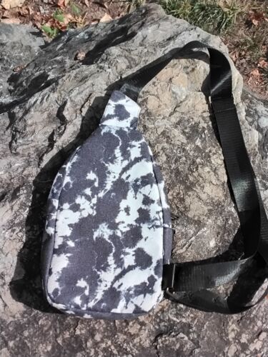 Borsa a tracolla piccola Aeropostale Sling design pelle bovina artificiale bianco e nero - Foto 3 di 9