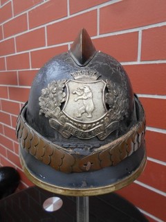 Alter Kaiserlicher Helm der Stadt Feuerwehr Berlin mit schönem Stadtwappen