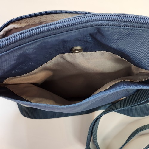 Borsa a tracolla Baggallini piccola in nylon blu con tracolla regolabile - Foto 5 di 12