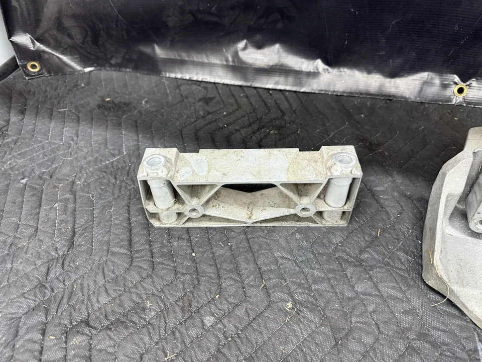 2017-2023 AUDI R8 AWD 5.2L REAR AUTOMATIC TRANSMISSION SUPPORT MOUNT BRACKET OEM - Image 4 of 4