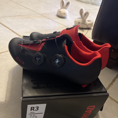Fizik R3 Aria Road Cycling Shoes - Black / Red - EU 39 / US 6.75 - Picture 3 of 9