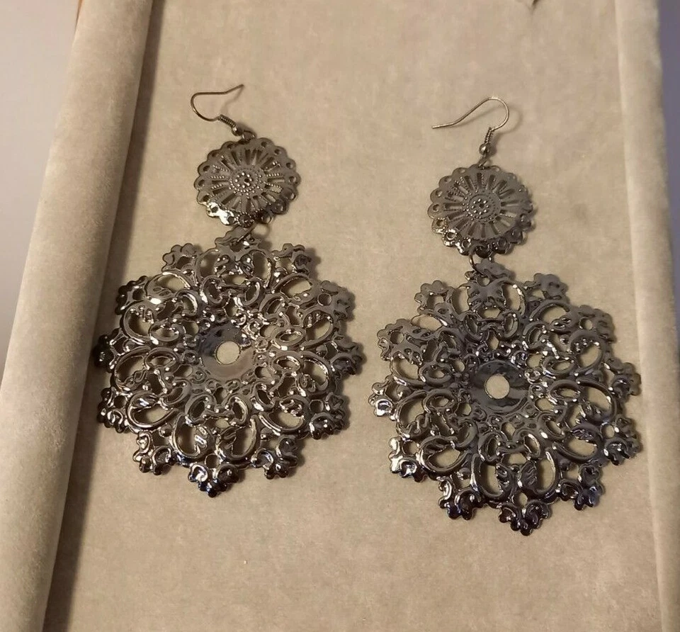 ORECCHINI DONNA FILIGRANA PENDENTI FIORE GRANDI METALLO COLOR ARGENTO SCURO - Immagine 2 di 2