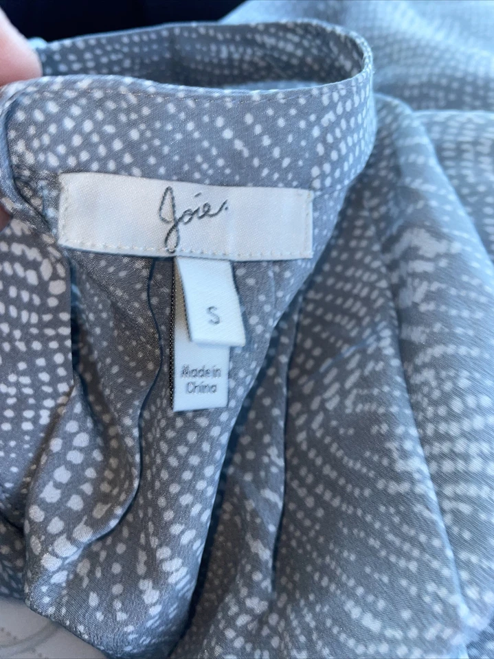 Top de seda Joie manga larga cuello en V estampado ligero gris blanco Foto 4 de 4