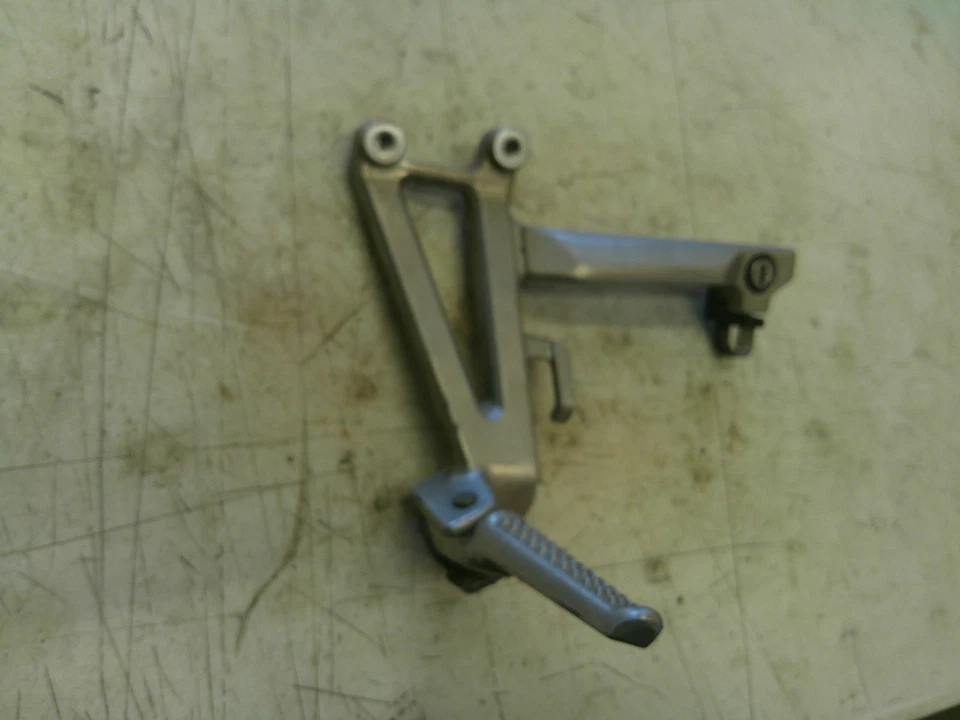 1991-1994 Honda CBR600 F2 задняя левая задняя пассажирская опора для ног - Изображение 2 из 4