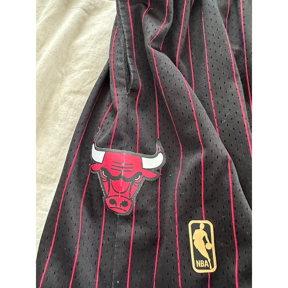 Pantalones cortos de baloncesto Mitchell & Ness Hardwood Classics para hombre Chicago Bulls Foto 2 de 4