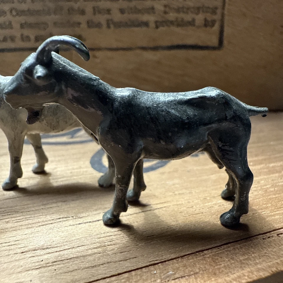 2 figuras de juguete gris pastoreo de animales de granja británicos Billy Goats de la década de 1930 de colección Foto 2 de 4