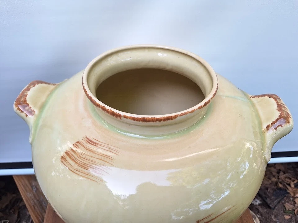 "Florero crema grande vintage de mediados del siglo XX con dos asas 12"" de ancho 10"" de alto" Foto 3 de 4