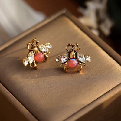 Boucles d'oreilles Clous Doré Petit Insect Abeille Perle Jade Opale Rouge QD4 - Photo 1/4