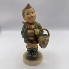 M I HUMMEL GOEBEL 512/0 VILLAGE  BOY FIGURINE 5" TALL TKM-5