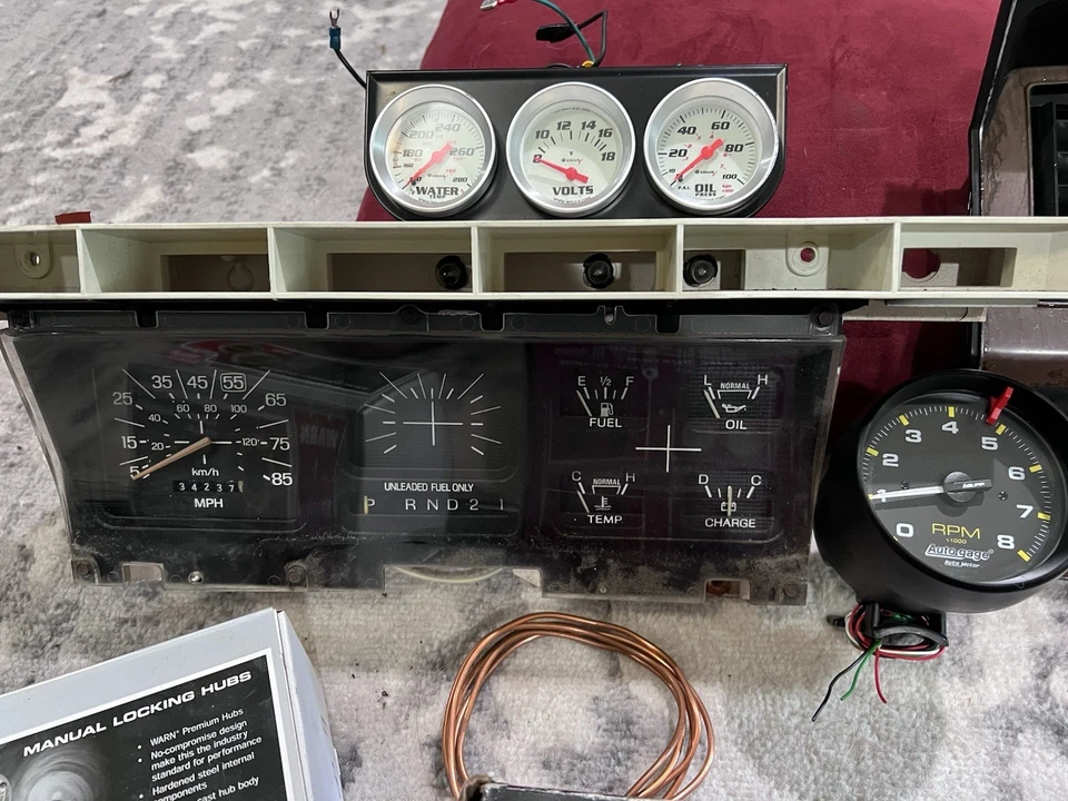 Cuadro de instrumentos Ford Bronco 1980-1986 con bisel y piezas adicionales Foto 2 de 4