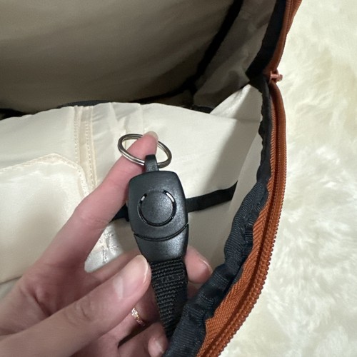 Auténtico Raro DC Shoe Co EE. UU. Y2K Cuero Patín Ropa de Calle Hombres Mochila - Imagen 10 de 23