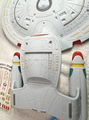 ENTERPRISE NCC-1701-D • TNG CAST • STAR TREK THE NEXT GENERATION - Picture 7 of 18