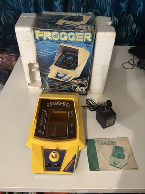 Frogger LCD Tabletop Spiel Konami Boxed Akku Power Wired Plug & Play Working