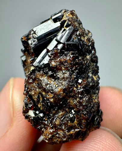 Ramo de cristales de Vesuvianita rojo anaranjado oscuro terminados completos de 61 quilates en matriz - Imagen 5 de 17
