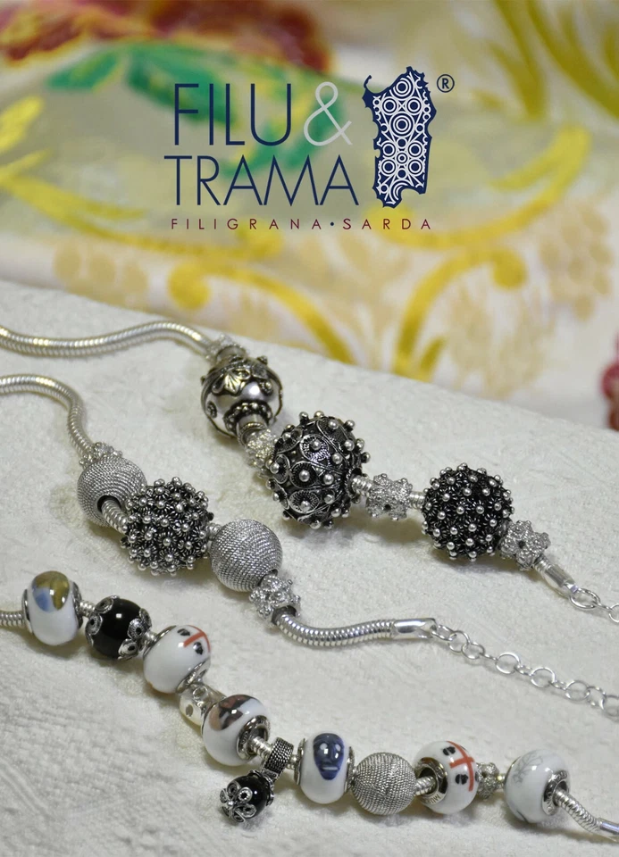 Charm pendente in argento bottone sardo con pietra rossa  Sinnus Filu e Trama - Immagine 2 di 3