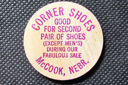 Vintage Holz Nickel Eckschuhe McCook Nebraska Rot - Bild 1 von 2