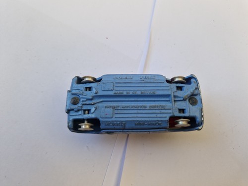 VINTAGE 1960'S CORGI TOYS NO. 226 MORRIS MINI MINOR LIGHT BLUE CAR - Picture 3 of 3