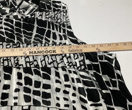 Lane Bryant Pleated Blouse Women’s Plus 22/24 Black White Dressy Sleeveless - Picture 9 of 10