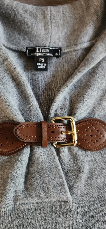 Camisa Lisa International Gris Suelta Con Acento de Hebilla de Cuero Marrón PS Foto 2 de 3