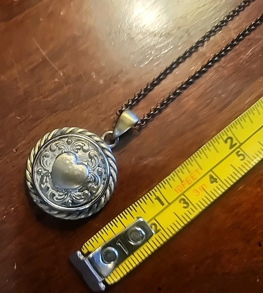 Colar de corrente coração antigo tom prata e bronze com pressão de gengibre autêntico em excelente estado usado - Imagem 2 de 4
