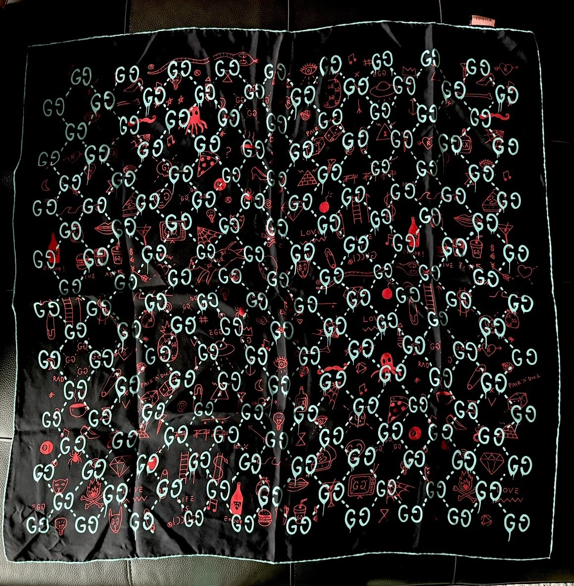 Écharpe en soie carrée Gucci en multicolore   édition limitée ! Neuf sans étiquettes
