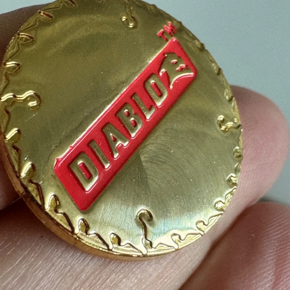 Broche chapéu lapela publicidade esmalte logotipo lâmina de serra ouro vermelho ferramentas Diablo vintage - Imagem 2 de 3