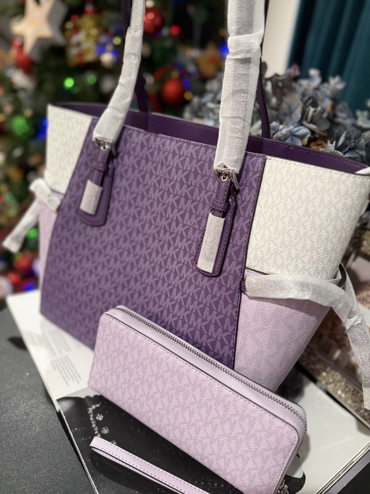 Set MICHAEL KORS Voyager Large Color-Block Signature Logo Tote Bag and Wristlet thumbnail 4