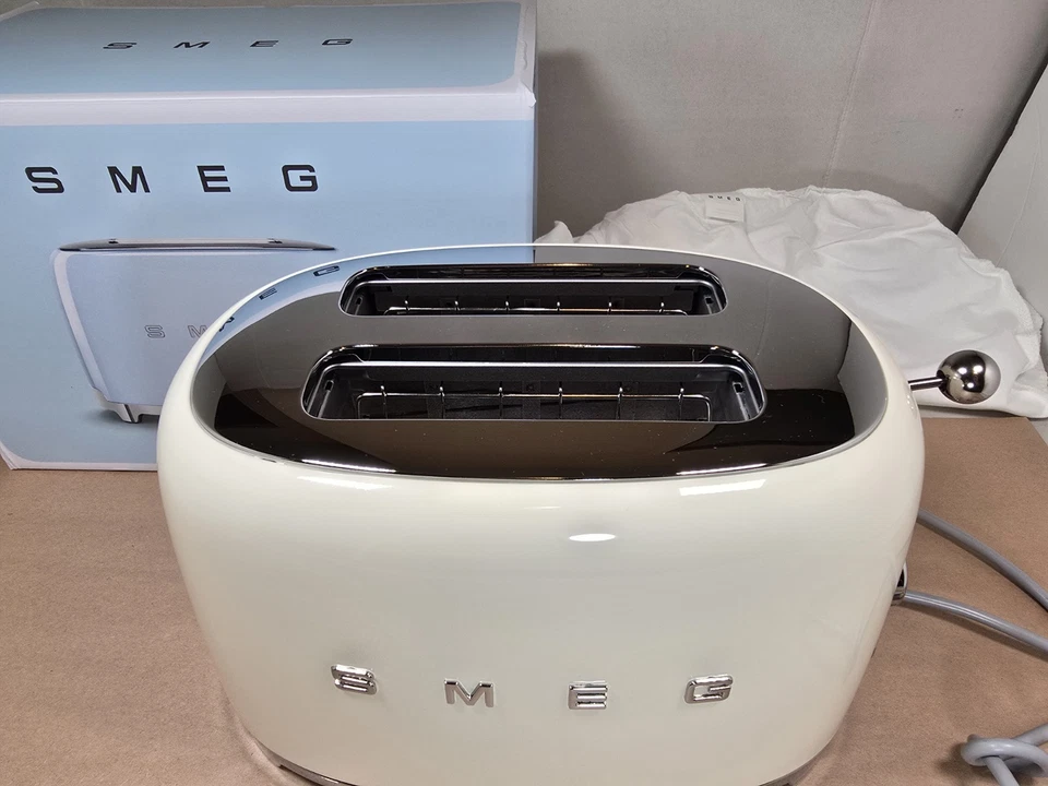 Smeg TSF01CRUS Cream Retro Style 2 Slice Toaster With Removable Crumb Tray New - Image 3 of 4