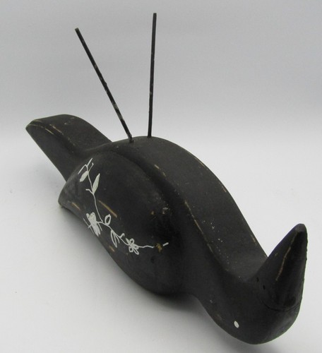 VINTAGE FOLK ART HAND CARVED WOOD PAINTED BLACK BIRD w/METAL LEGS (16" long) - Picture 5 of 5