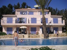 PAPHOS SELF-CATERING POOLSIDE VILLA APARTMENT TO RENT FOR HOLIDAYS IN CYPRUS