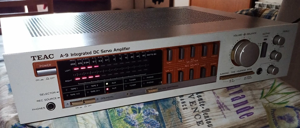 amplificatore integrato Vintage Teac A-9(Anno 1981) 2x60 Watts RMS su 8 Ohm  - Immagine 2 di 4