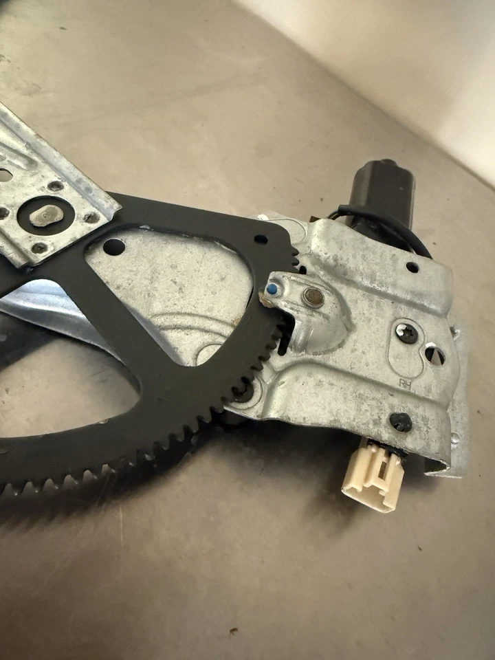 06 PONTIAC GTO DOOR WINDOW REGULATOR FRONT RIGHT PASSENGER - Image 4 of 4