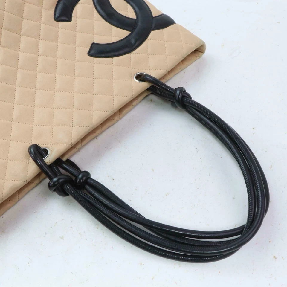 Bolsa tote Chanel acolchoada couro Cambon Ligne CC Shopper damasco bege preta grande - Imagem 4 de 4