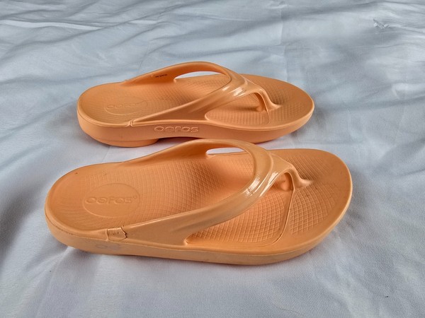 Oofos Oolala Luxe Recovery Sandals Women’s 7 Peach Glow Thong Comfort Flip Flops