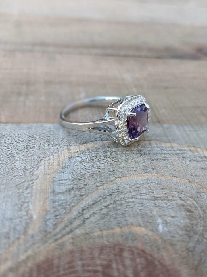 Anillo solitario de plata amatista y circonita cúbica, forma de cojín cuadrado, chapado en rodio de 7x7 mm Foto 3 de 4