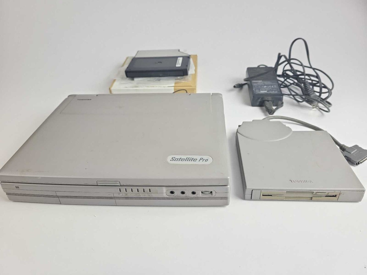 Toshiba Satellite Pro 460DX Vintage Laptop Boots Win XP + External