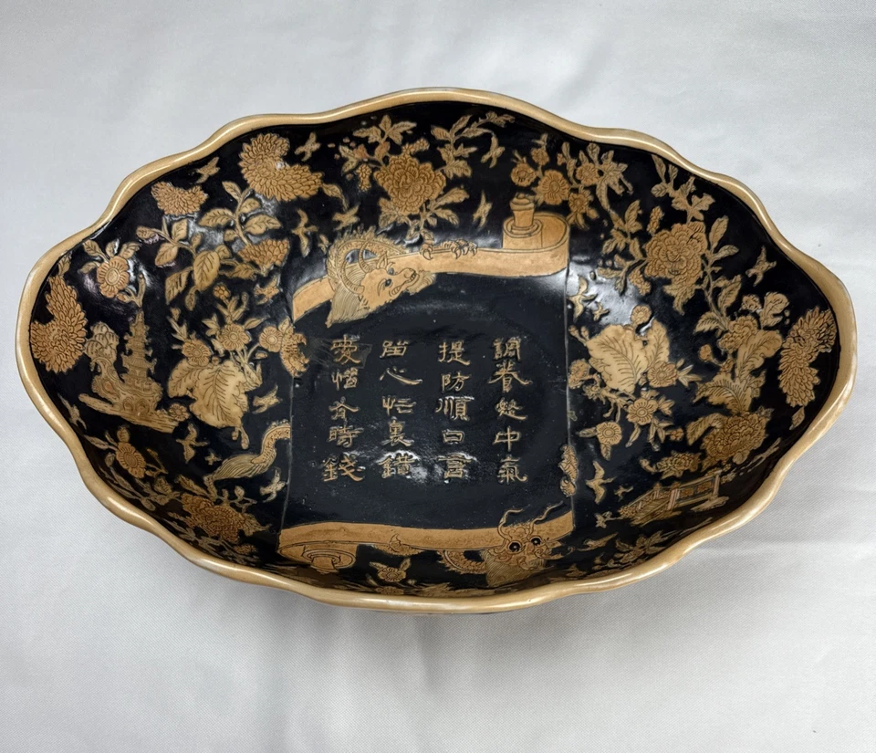 Cuenco grande chino con patas con dragones, texto, figuras, flores Foto 3 de 4