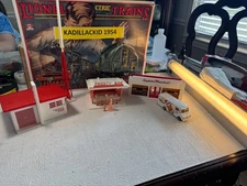 🚂 O SCALE- PLASTICVILLE TV STATION, FROSTY BAR, SUPERMARKET  💥 L1471