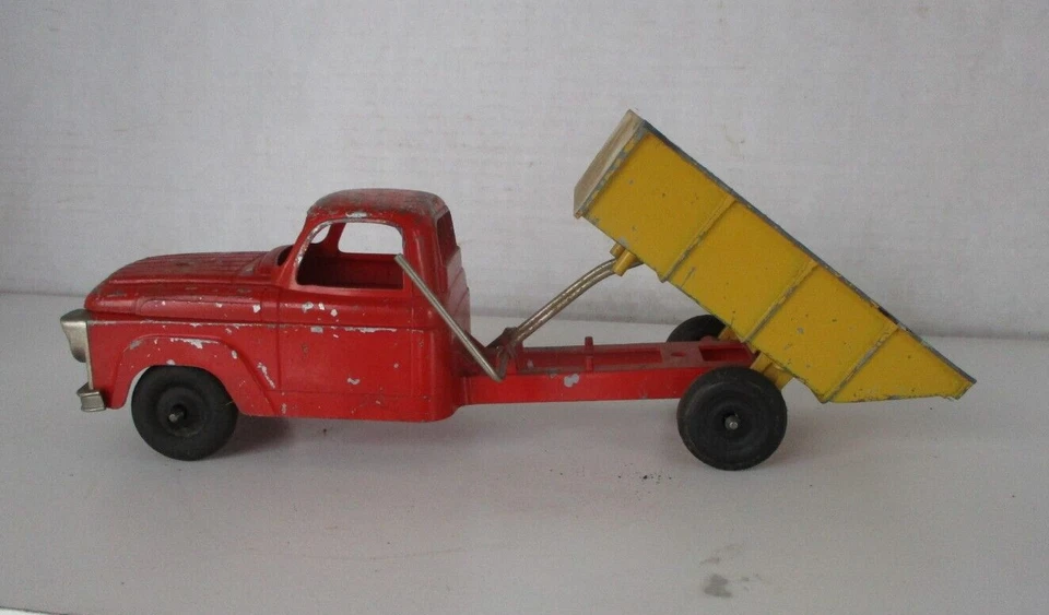 Camión de volteo Hubley Ford rojo y amarillo de colección Foto 2 de 4