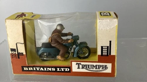 BRITAINS #9686 VINTAGE DIECAST 1:32 SCALE TRIUMPH MOTORBIKE WITH ITS BOX