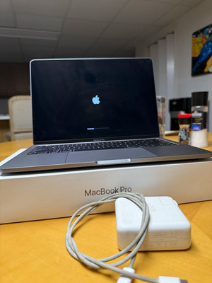 Apple MacBook Pro 13.3in M1 8GB RAM 512GB SSD Gray USB-C Laptop