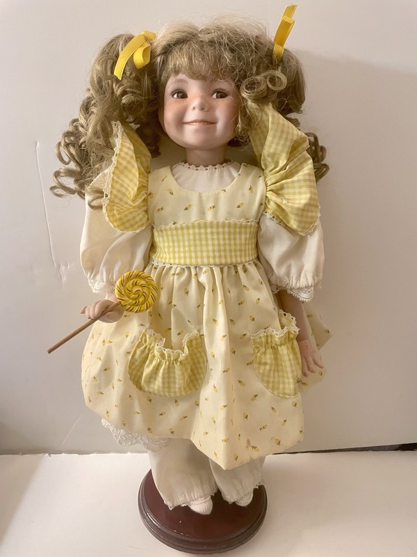 Ashton Drake Diana Effner Sunshine And Lollipops 14 Inch Porcelain Doll On Stand