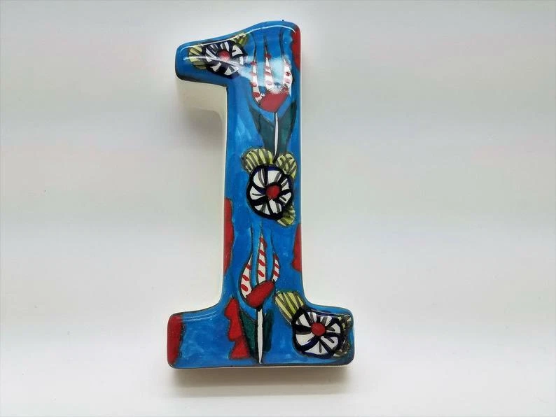 Azulejo número cerámica mediterráneo hecho a mano azul claro Foto 2 de 4