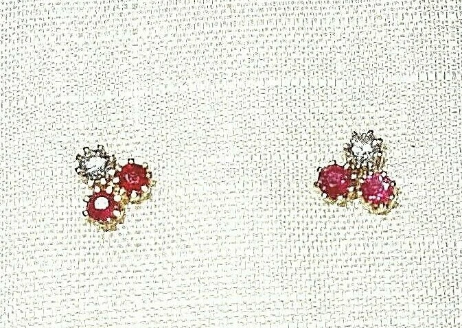 1 PAAR GG - OHRSTECKER IN 333/- 8 crt. MIT 2 ECHTEN RUBINE UND 1 ZIRKONIA 2 mm