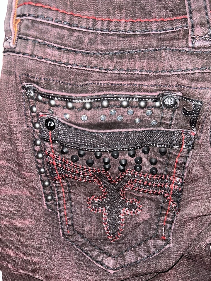 Pantalones de mezclilla rectos ajustados Rock Revival para hombre borgoña remachados, 36" Foto 3 de 4