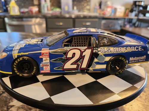 2001 ELLIOTT SADLER #21 Charlotte Coke 600 U.S. AIR FORCE 1/24 Team Caliber - Picture 5 of 15