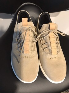 beige mens tennis shoes