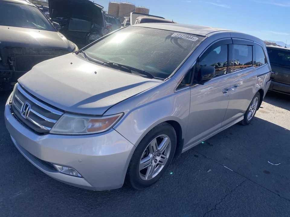 Used Driving Light fits: 2012 Honda Odyssey Fog-Driving bumper mounted Touring E - Image 3 of 4