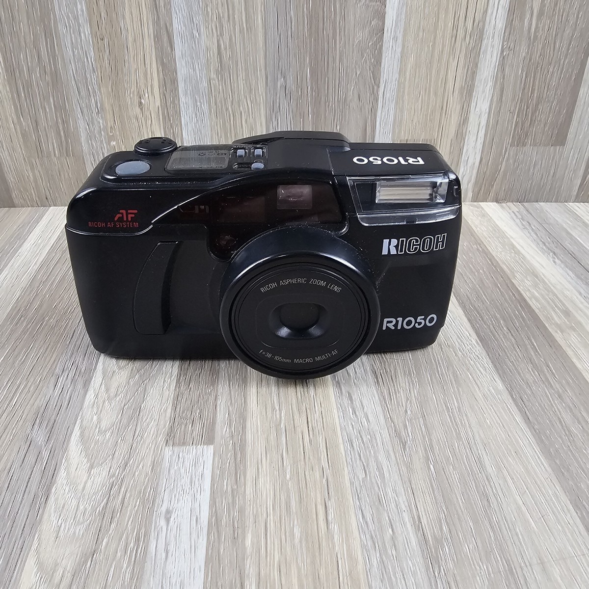 Ricoh R1050 35 MM Camera Black Built In Flash ~ 38-105 mm Zoom ~ W